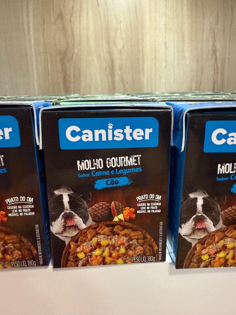 Embalagens da Canister, marca de alimentos pets envolvida na parceria firmada pela Tetra Pak