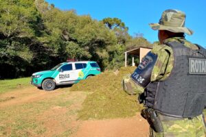 Policial observa carga de musgo apreendida em Guarapuava