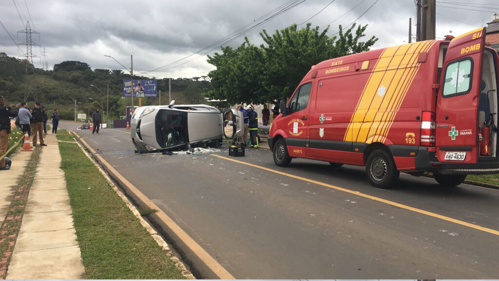 Carro capota após bater em viatura 2