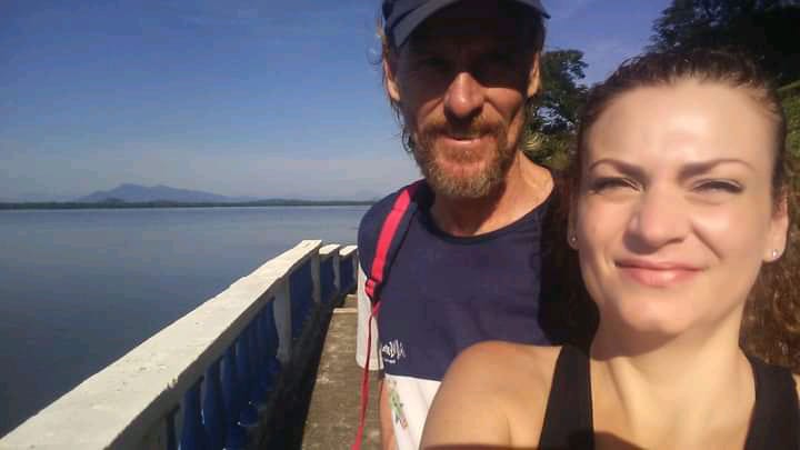 Foto de Ana Paula Lima e Dymphnus Zermeulen Junior, com o mar ao fundo