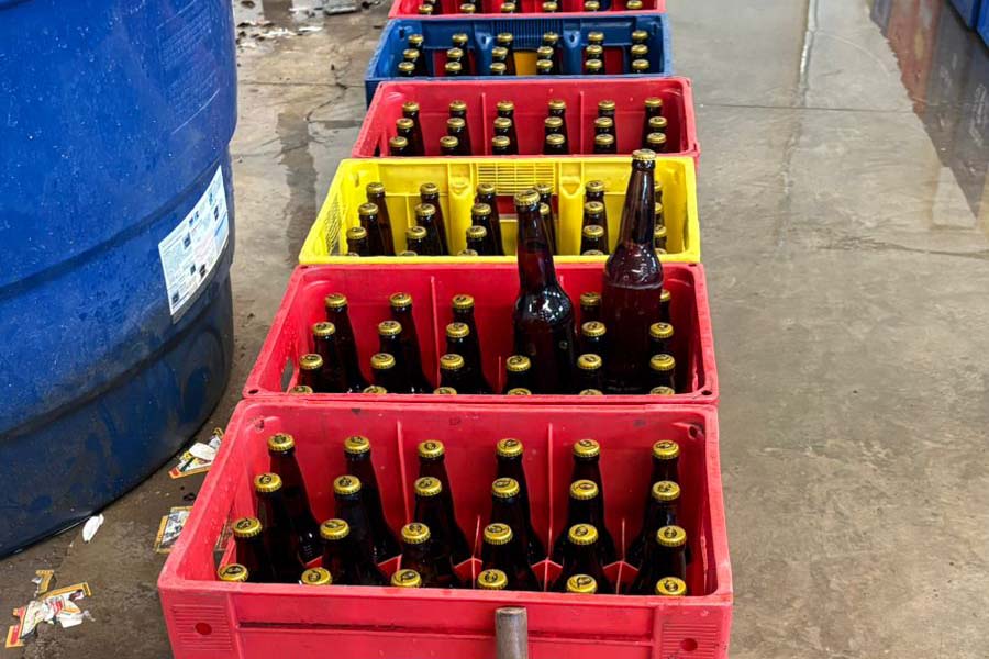 Engradados cheios de garrafas utilizadas por quadrilha de criminosos que comercializavam cerveja falsificada