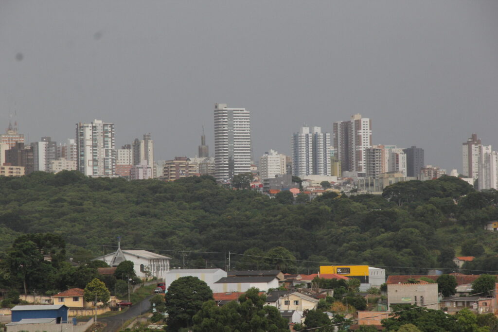 Foto do horizonta de Ponta Grossa, mostrando casas, prédios e vegetação