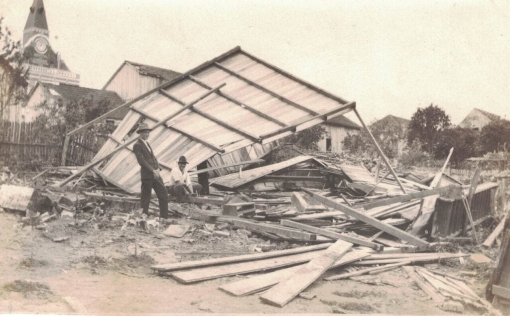 Registro de estragos após passagem de tornado por Ponta Grossa (PR), em 1927