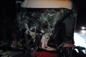 Caminhão ficou destruído com o acidente