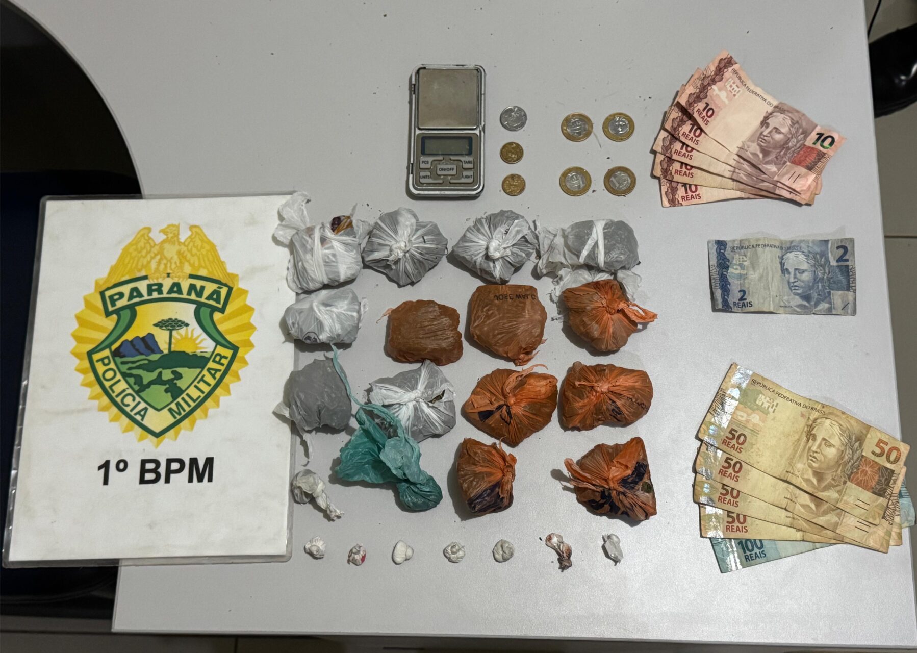 Drogas, armas e dinheiro apreendidos na casa do suspeito