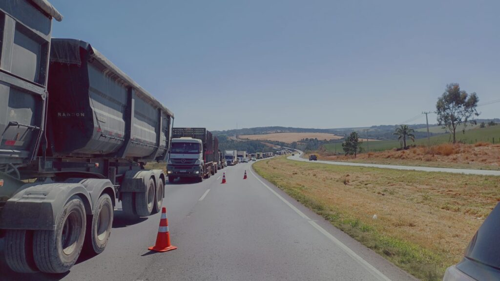 Congestionamento de veículos na rodovia BR-376