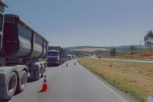 Congestionamento de veículos na rodovia BR-376
