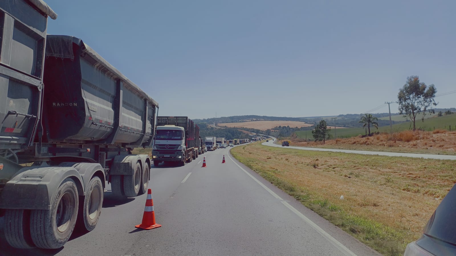 Congestionamento de veículos na rodovia BR-376