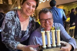 Elizabeth Schmidt e Marcelo Cattani recebem premio de marketing político