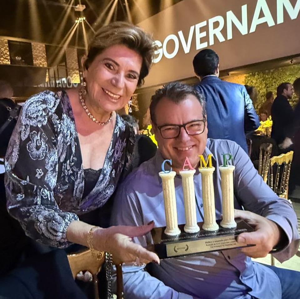 Elizabeth Schmidt e Marcelo Cattani recebem premio de marketing político