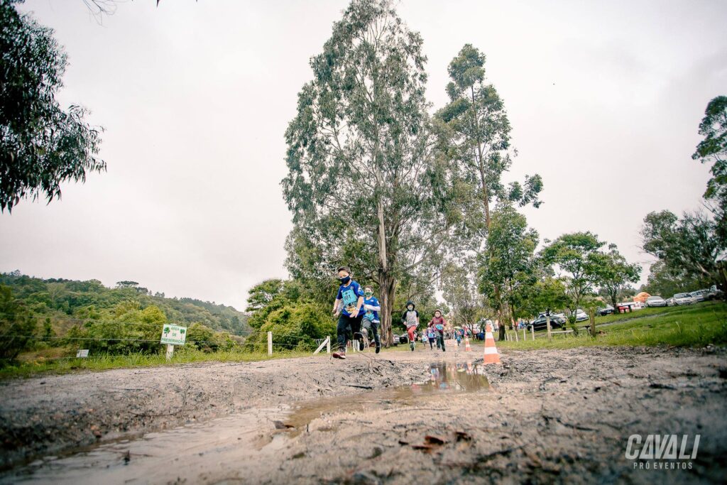 Foto de crianças participando da Corrida Na Roça, que mescla esporte e ecoturismo