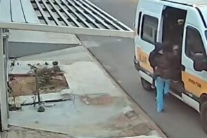 Imagem de câmera de segurança mostra criança embarcando na van escolar
