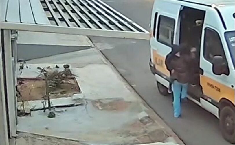 Imagem de câmera de segurança mostra criança embarcando na van escolar