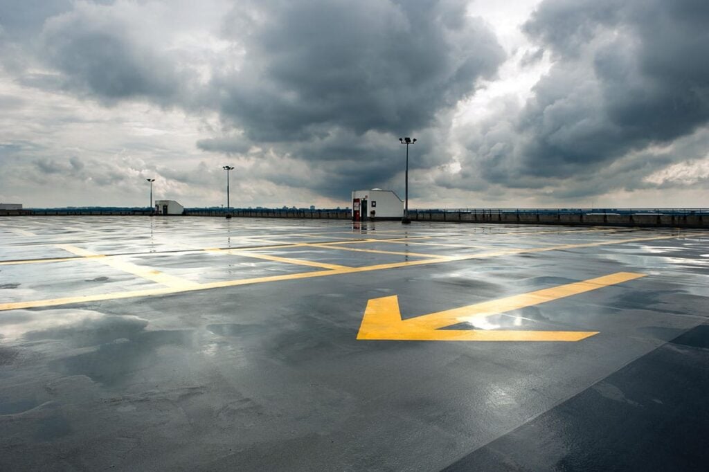 Estacionamento vazio durante tempestade