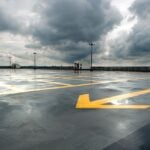Estacionamento vazio durante tempestade