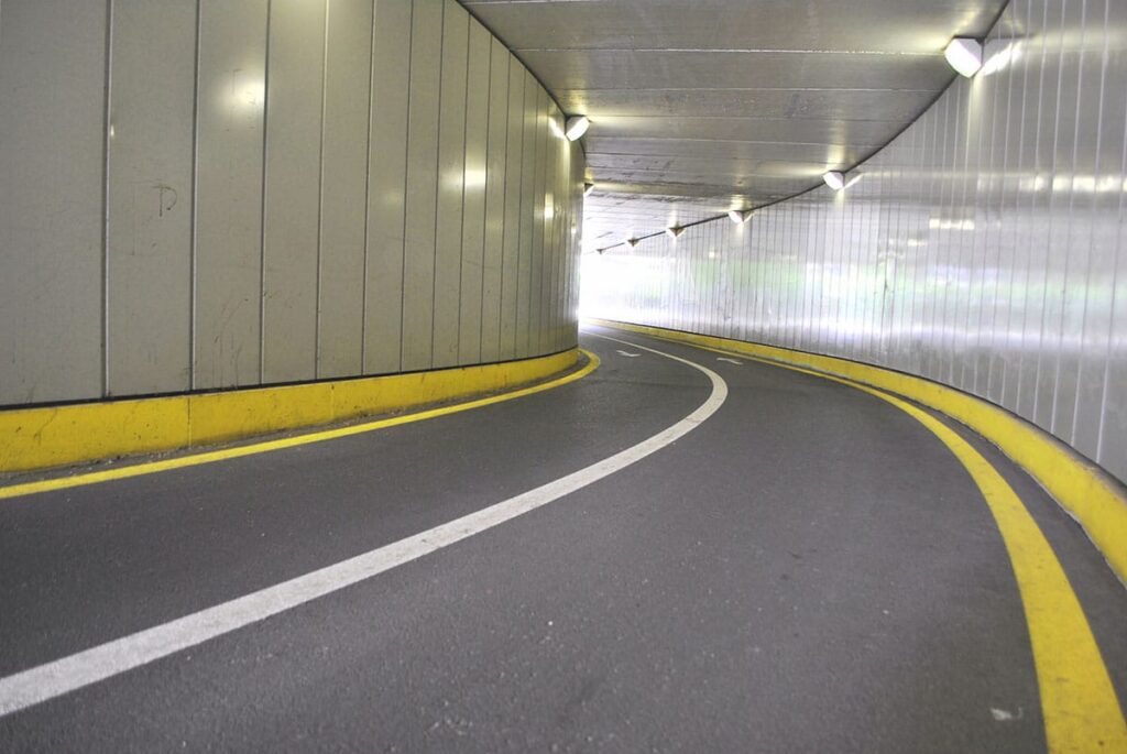 Vista interna de túnel asfaltado