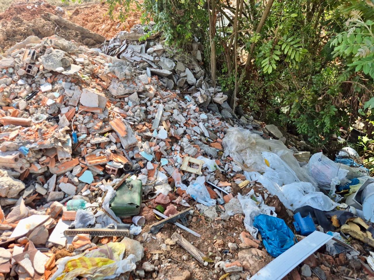 Descarte irregular de resíduos em Palmeira