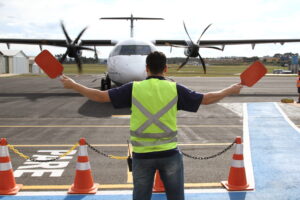 Foto de avião no aeroporto local representando os voos em Ponta Grossa