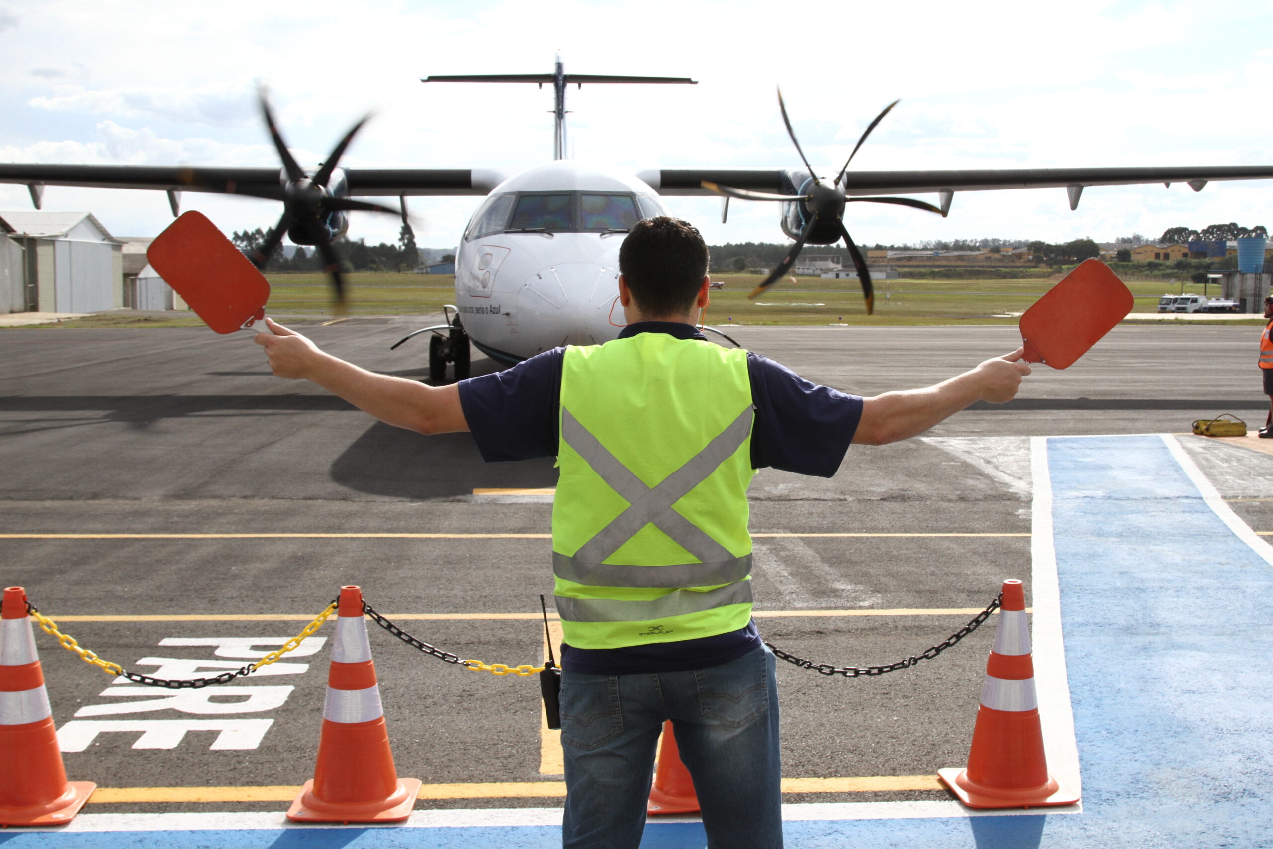 Foto de avião no aeroporto local representando os voos em Ponta Grossa