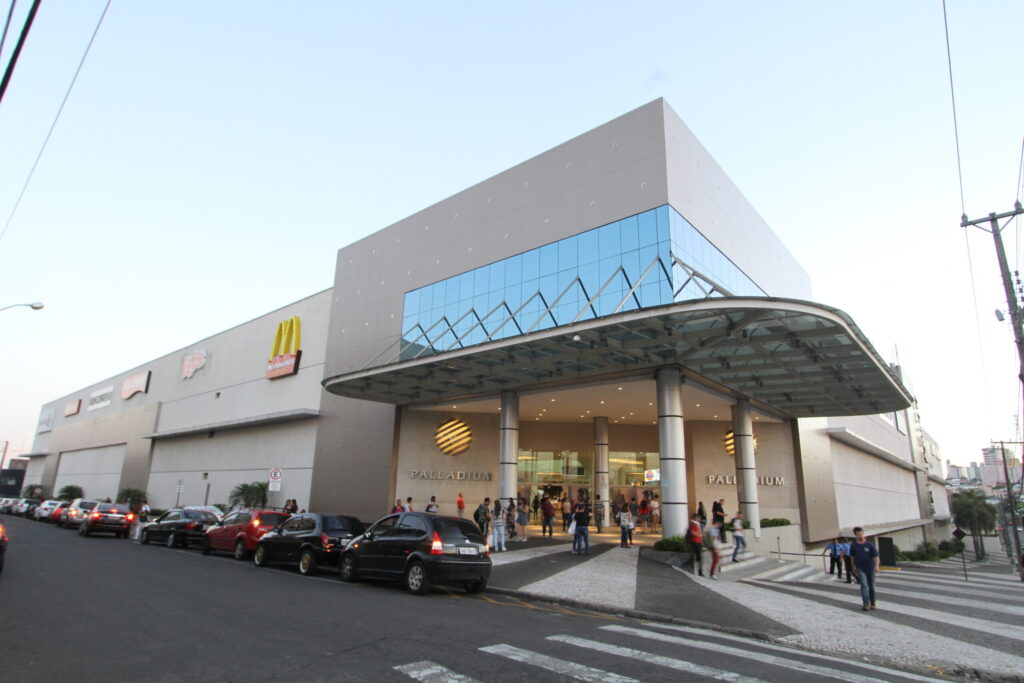 Fachada do Shopping Palladium no Centro de Ponta Grossa