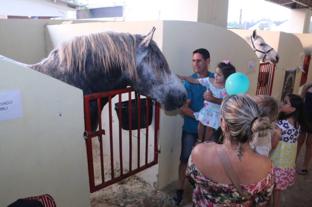 Família aprecia cavalo em exposição na EFAPI 2024
