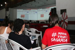 Alunos do Sagrada Família no aulão pré-vestibular, com aluna vestindo a camiseta da campanha "Minha Vaga é Sagrada"