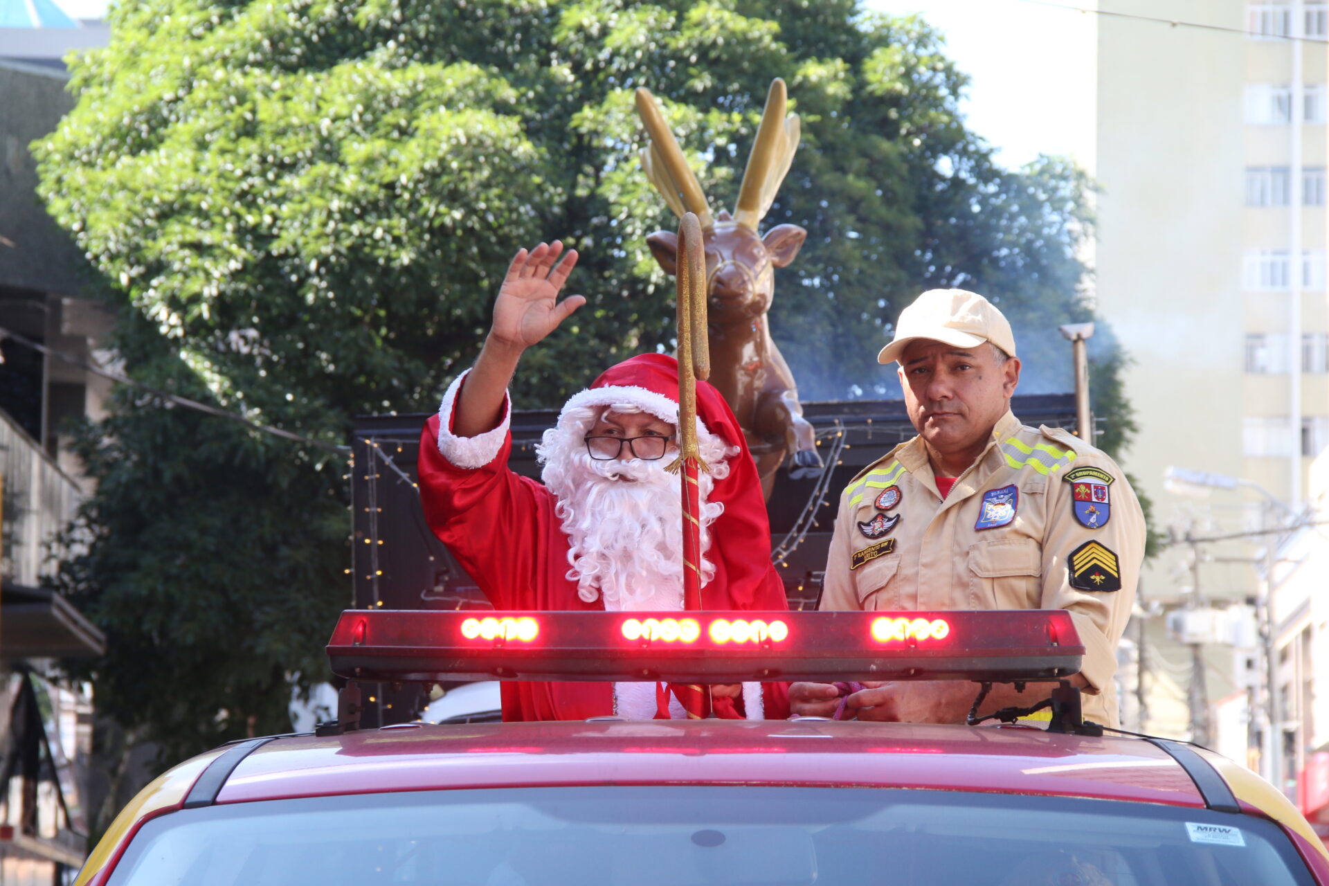 Papai Noel em viatura do Corpo de Bombeiros durante carreata