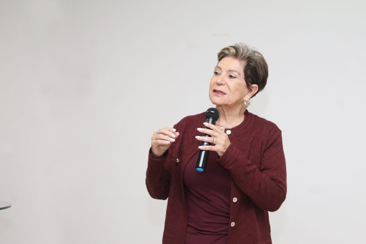 Prefeita Elizabeth Schmidt trajando roupas vermelhas falando ao microfone