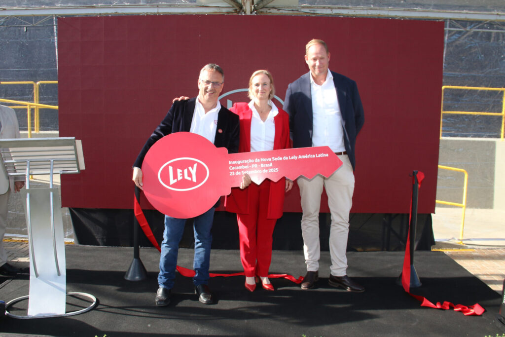 Autoridades da Lely segurando a chave de inauguração da indústria em Carambeí
