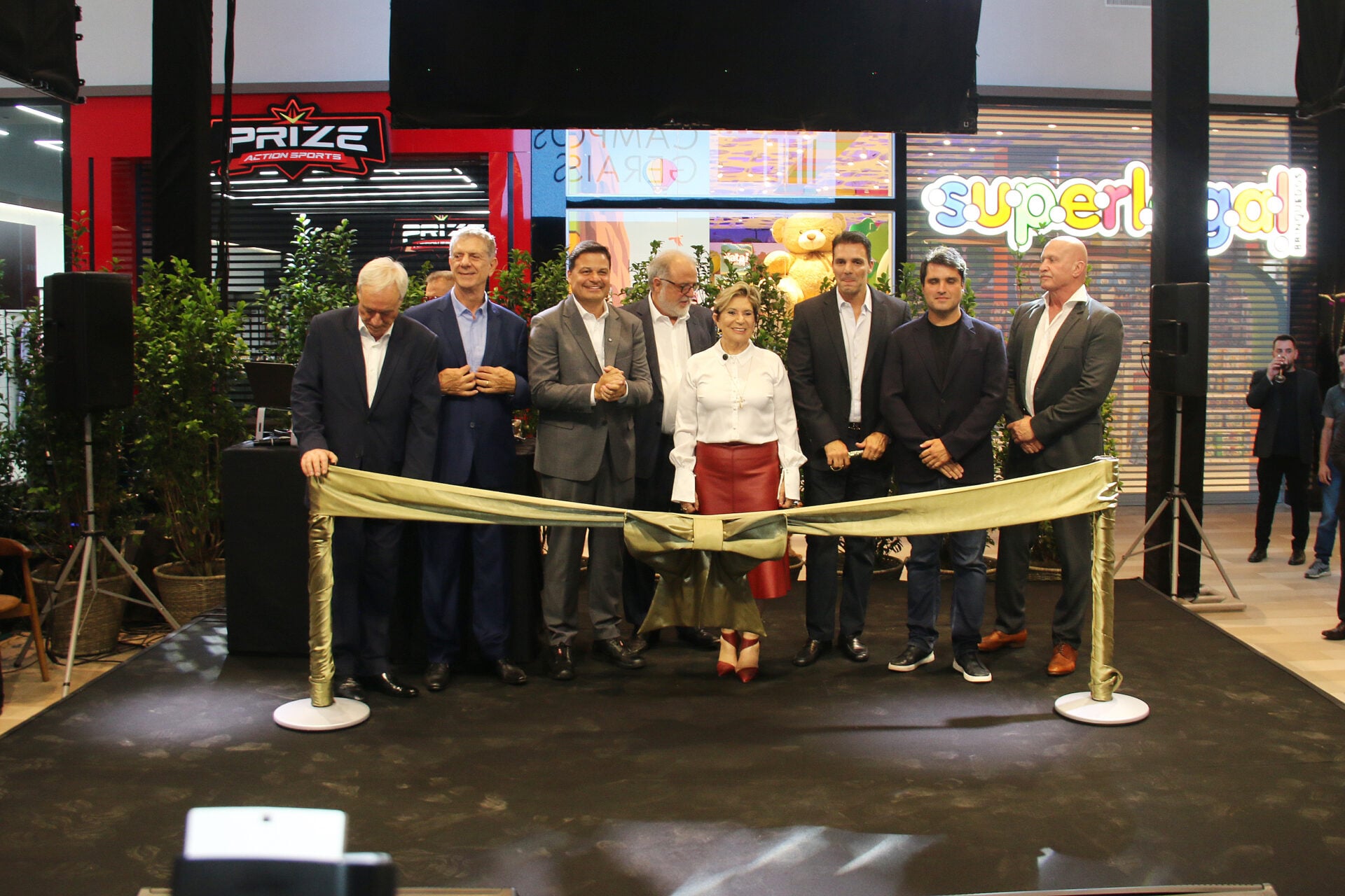 Diretores do Grupo Tacla, secretário Sandro Alex e prefeita Elizabeth na inauguração do Shopping Plaza Campos Gerais