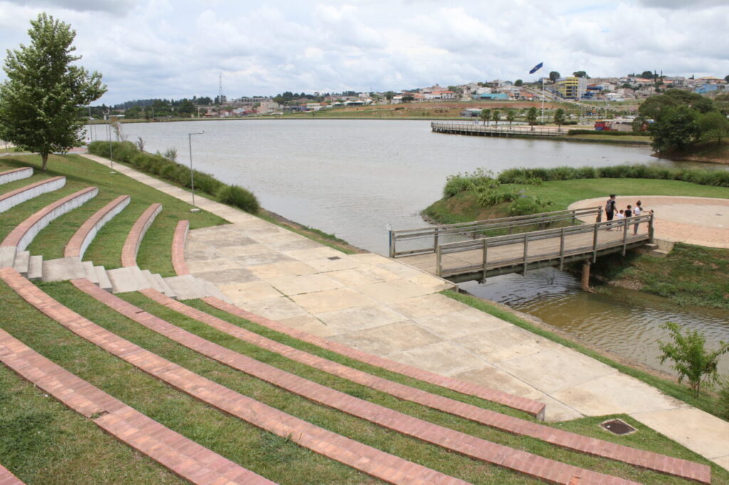 Foto do parque do Lago de Olarias ilustra a previsão do tempo de hoje