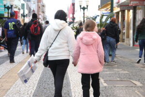 Pessoas andando no calçadão de Ponta Grossa