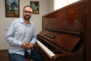 Pianista Newton Schner Junior, em sua casa, em Ponta Grossa (PR), em julho de 2023