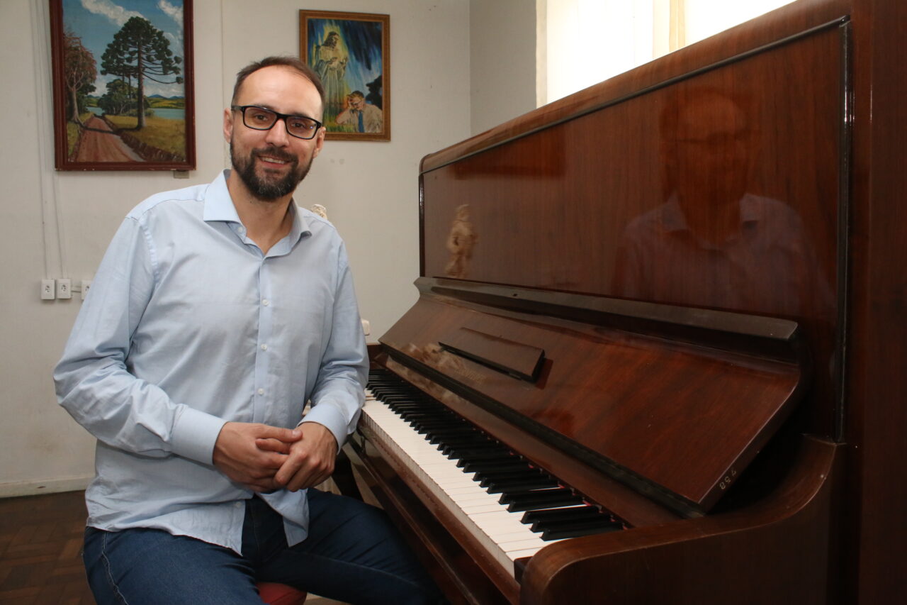 Pianista Newton Schner Junior, em sua casa, em Ponta Grossa (PR), em julho de 2023
