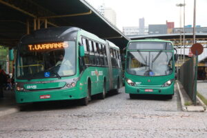 Ônibus da VCG manobram no terminal Central.