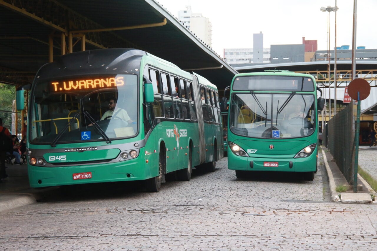 Ônibus da VCG manobram no terminal Central.