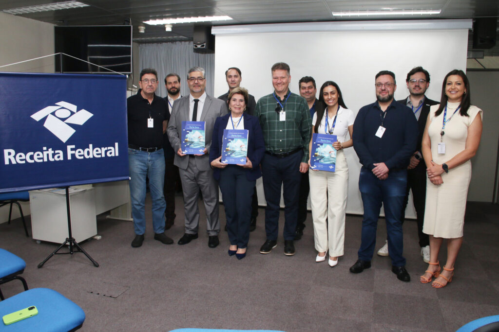 Reunião marcou a entrega do Estudo de Viabilidade do Porto Seco em PG nesta sexta (12).