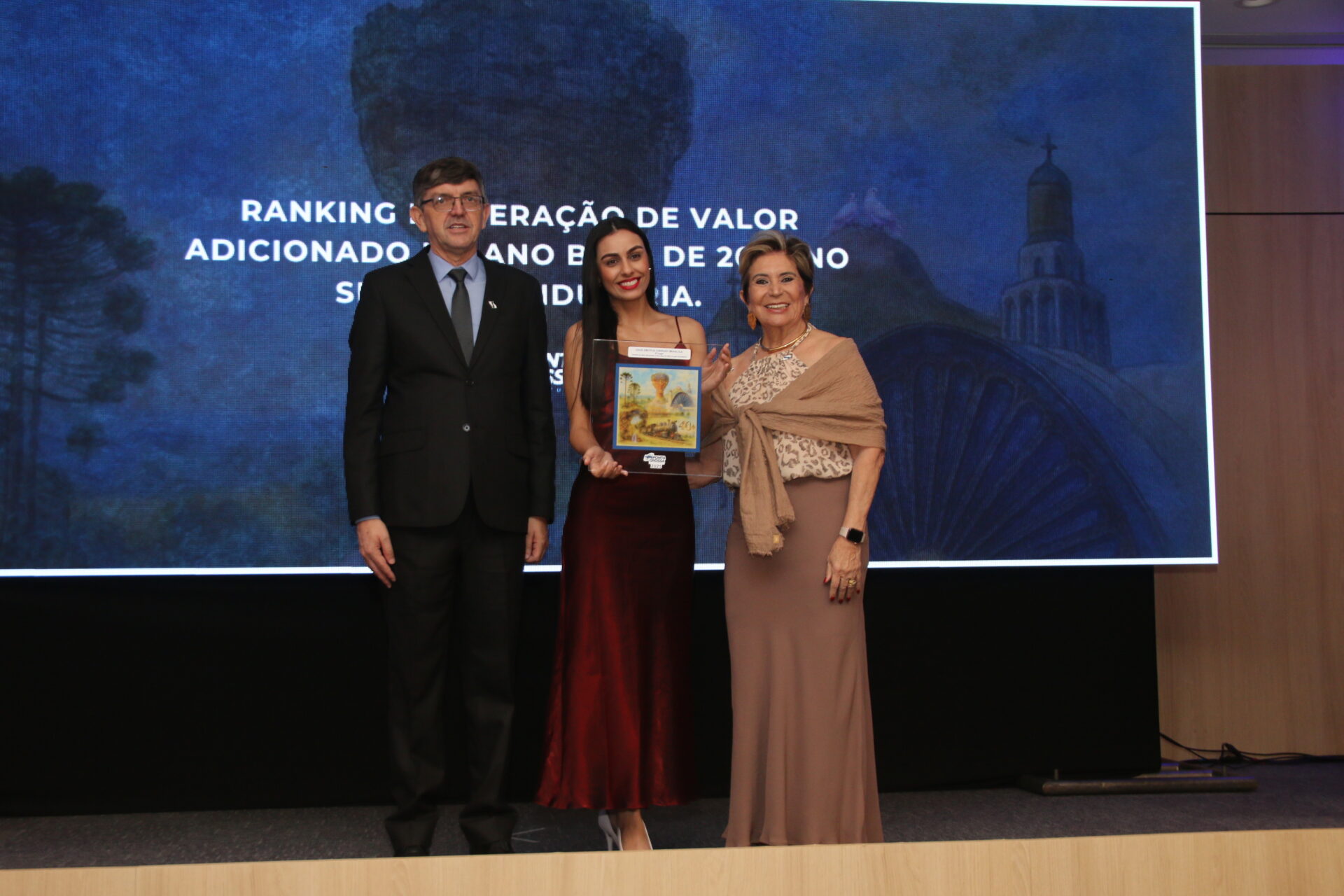 Cláudio Grokoviski, Faynara Merege e Elizabeth Schmidt na cerimônia 40+ em Ponta Grossa