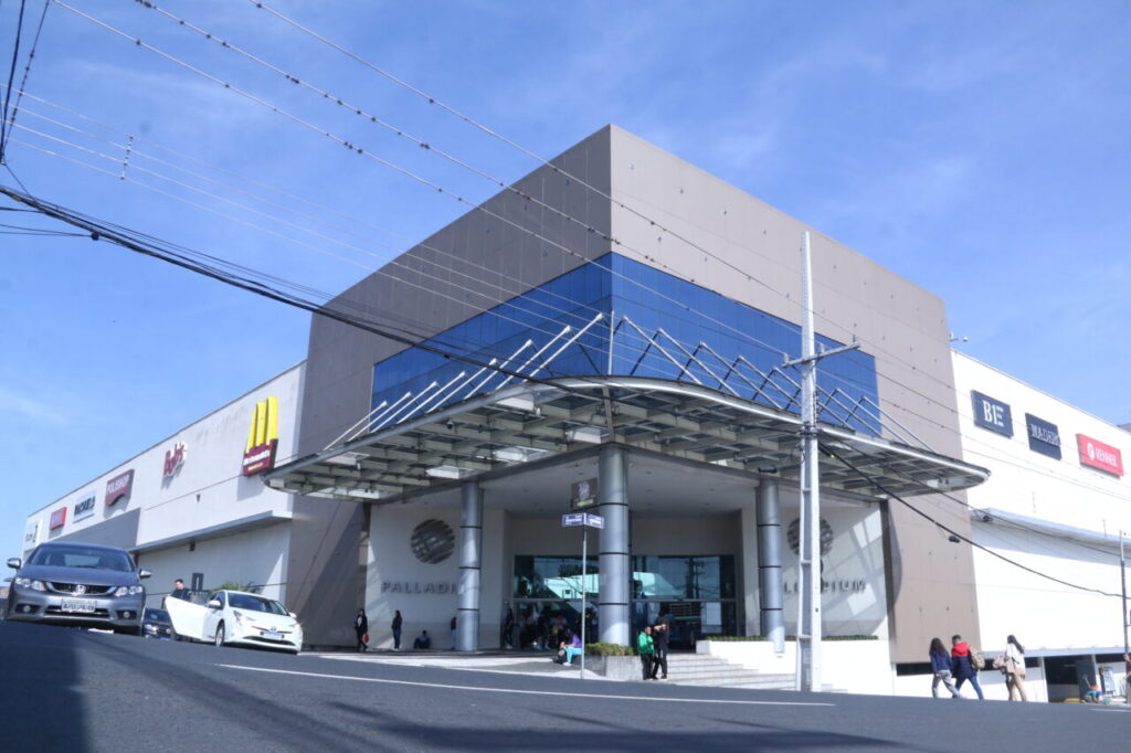 Edificação do Shopping Palladium, no Centro de Ponta Grossa, em dia ensolarado.