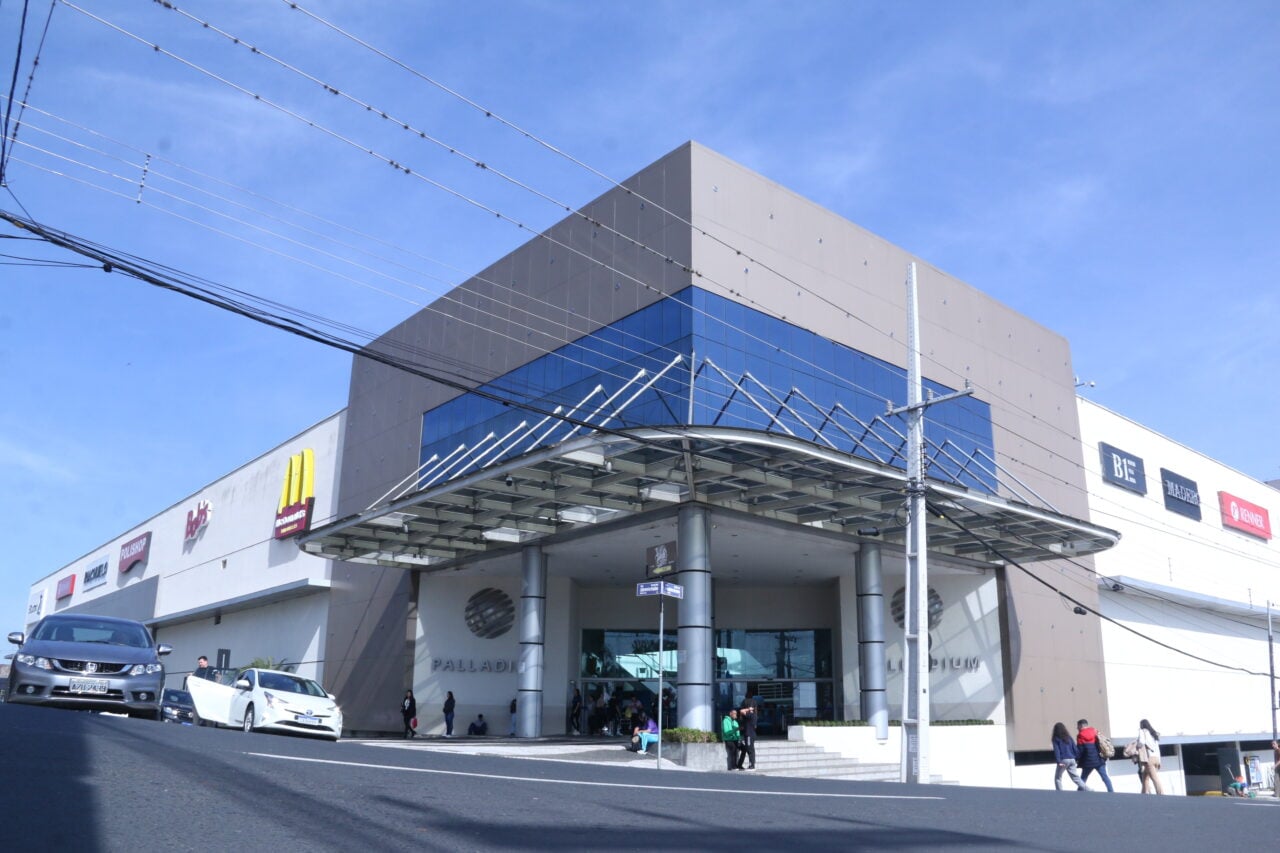 Edificação do Shopping Palladium, no Centro de Ponta Grossa, em dia ensolarado.