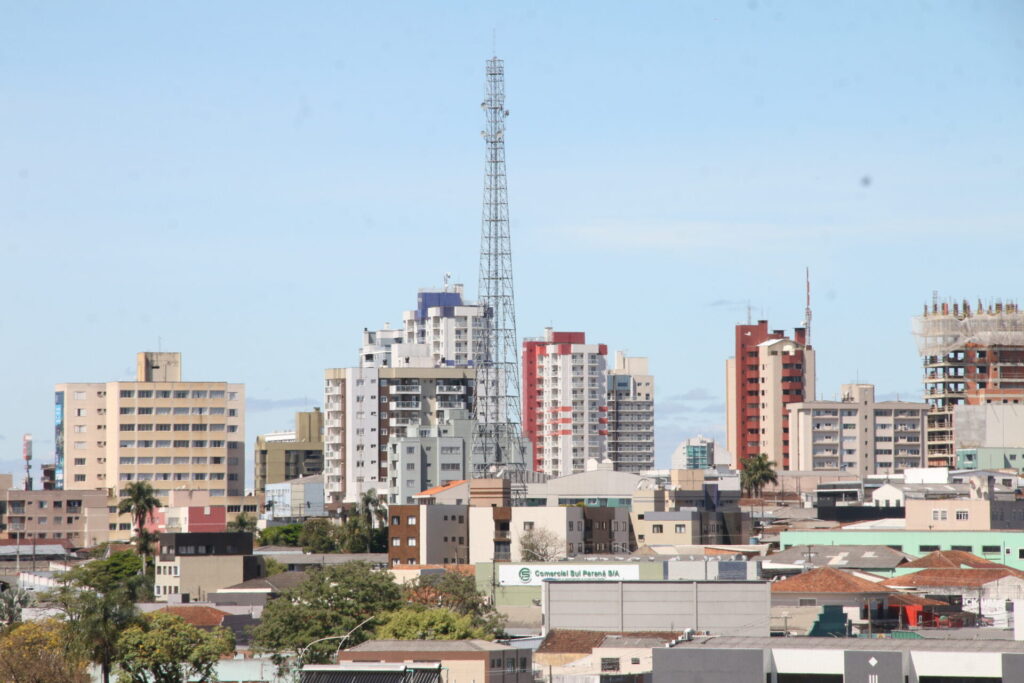 Imagem panorâmica dos prédios de Ponta Grossa, Paraná ilustra a previsão do tempo