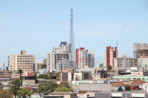 Imagem panorâmica dos prédios de Ponta Grossa, Paraná ilustra a previsão do tempo