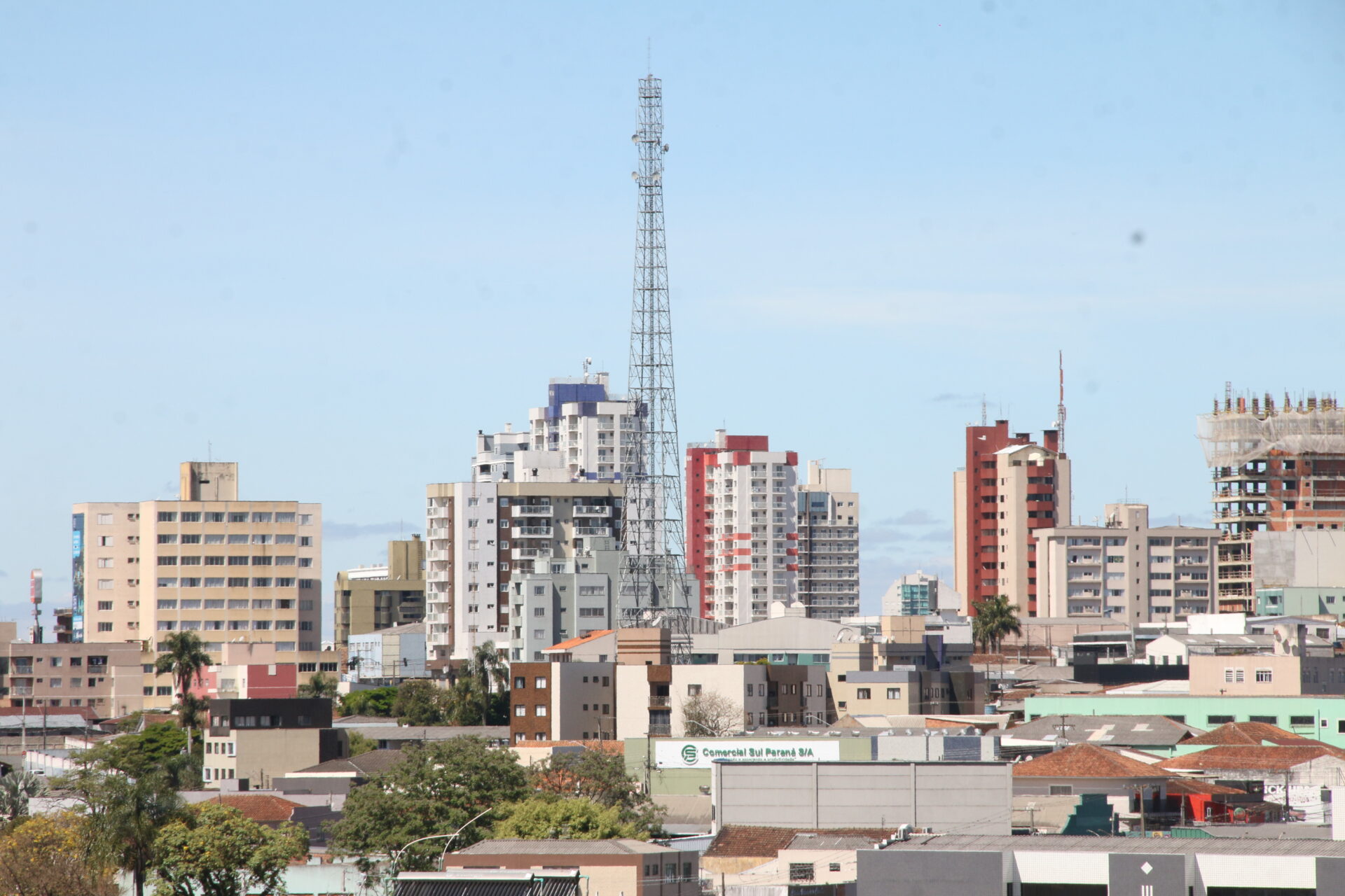 Imagem panorâmica dos prédios de Ponta Grossa, Paraná ilustra a previsão do tempo