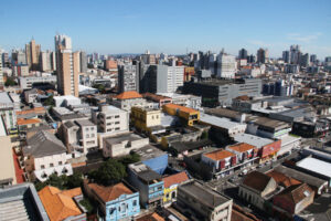 Vista de cidade de Ponta Grossa ilustra a previsão do tempo.