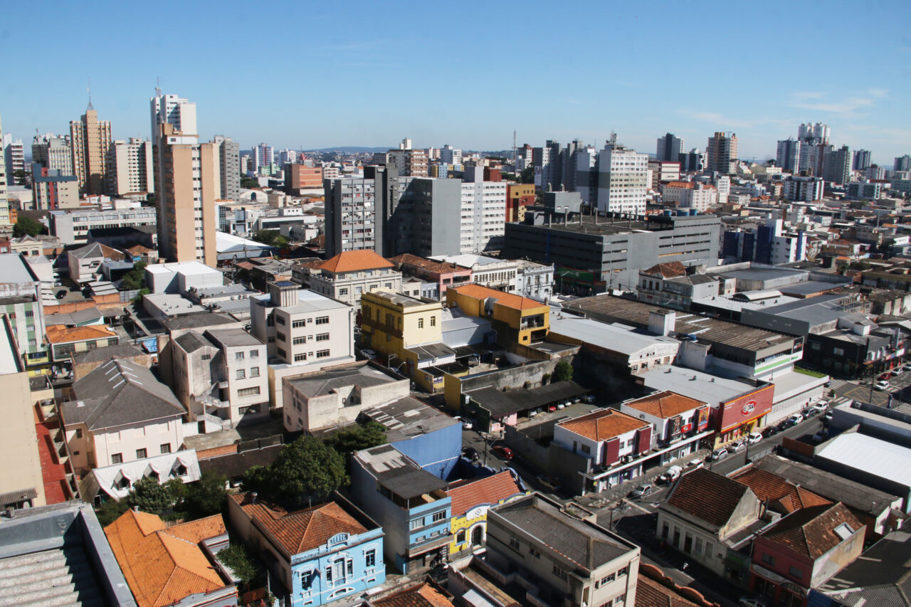 Vista de cidade de Ponta Grossa ilustra a previsão do tempo.