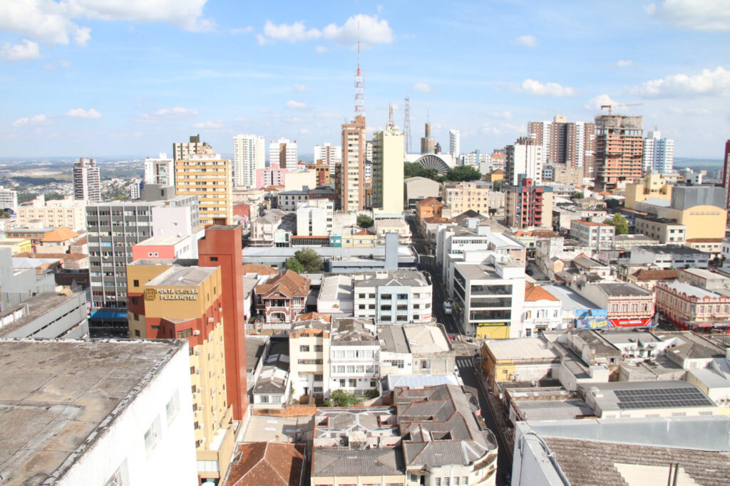 Vista aérea de Ponta Grossa, região central, ilustra a previsão do tempo