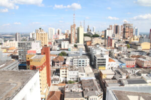 Vista aérea de Ponta Grossa, região central, ilustra a previsão do tempo