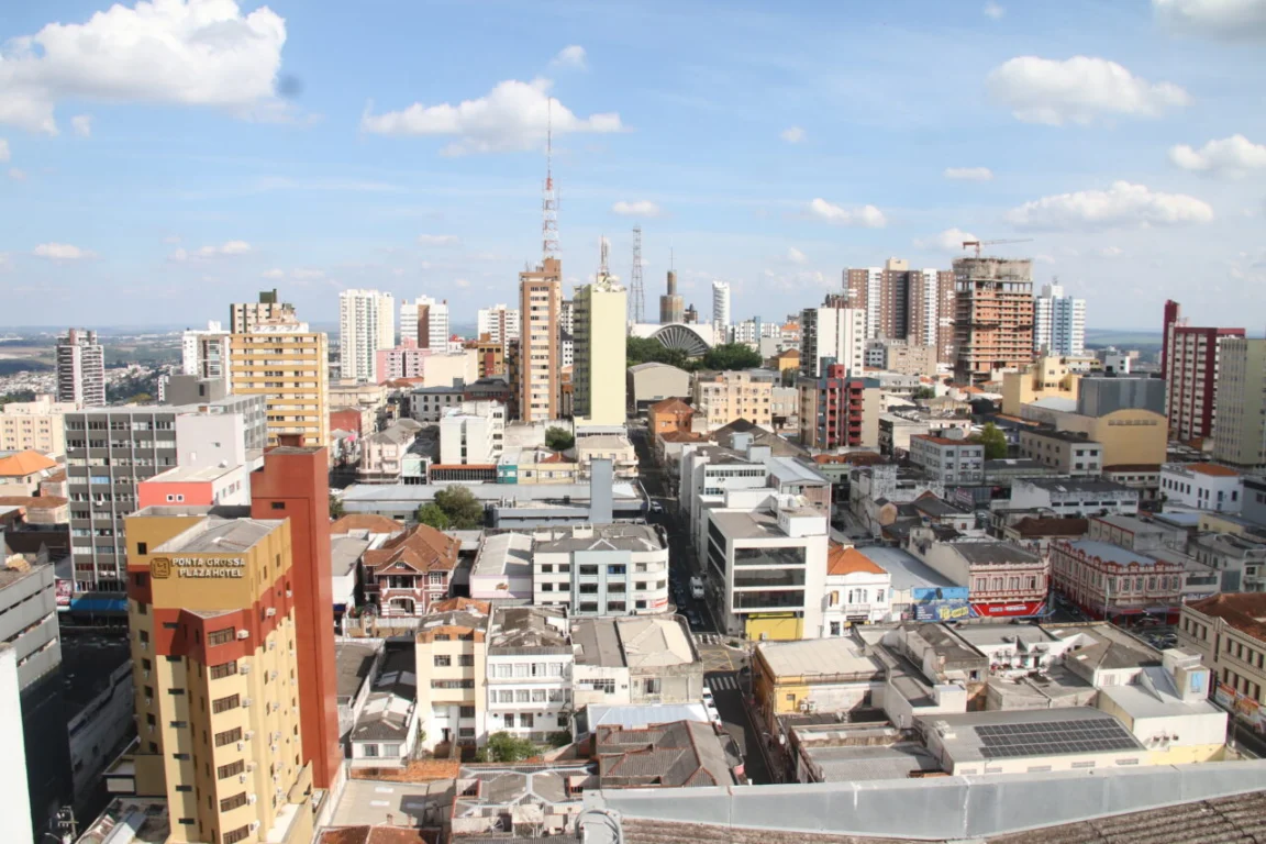 Foto panorâmica do Centro de Ponta Grossa em dia ensolarado ilustra a previsão do tempo do Simepar.