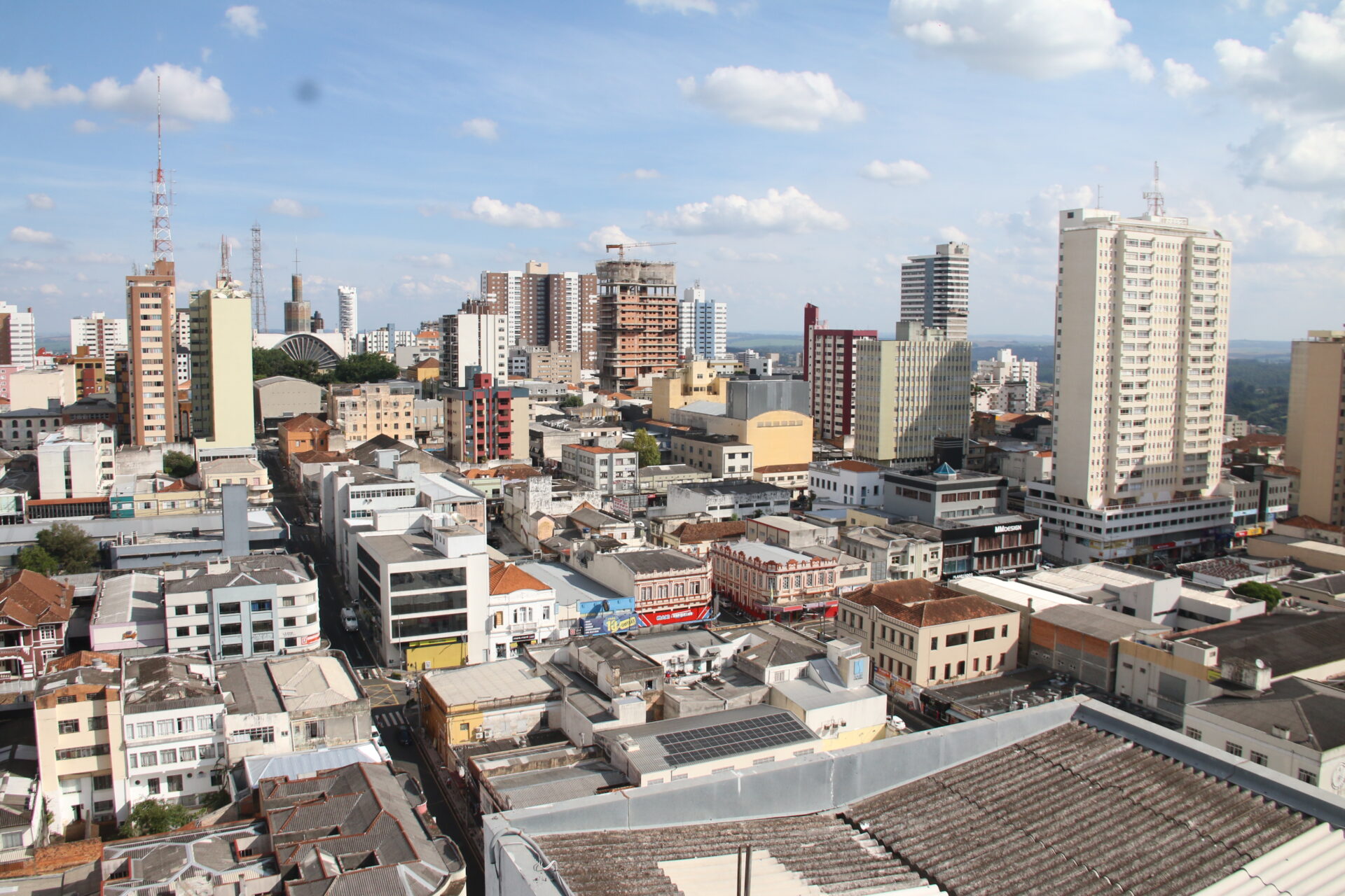 Vista geral do Centro da cidade de Ponta Grossa ilustra a previsão do tempo