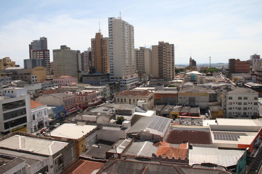 Foto da vista do Centro de Ponta Grossa e suas edificações ilustra a previsão do tempo para a cidade.